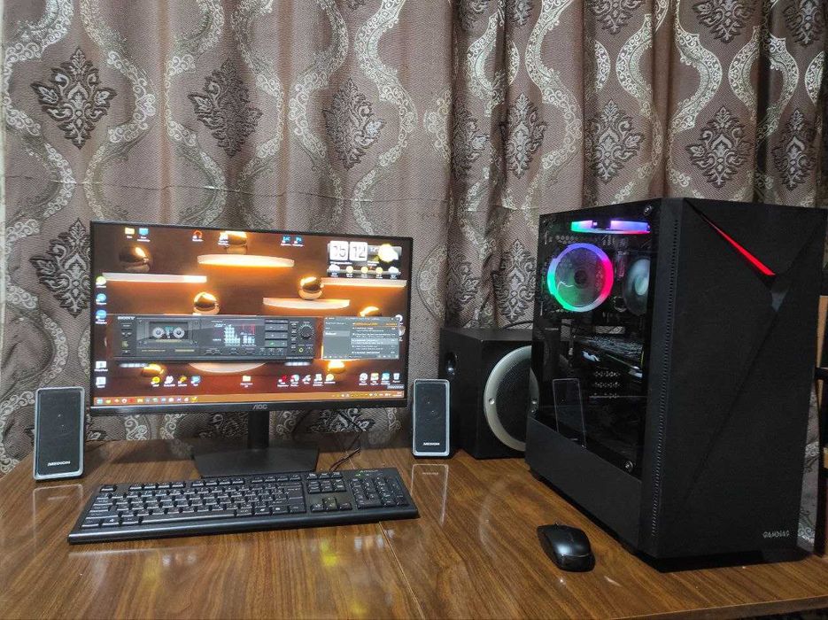 Компьютер с монитором и сабвуфером.