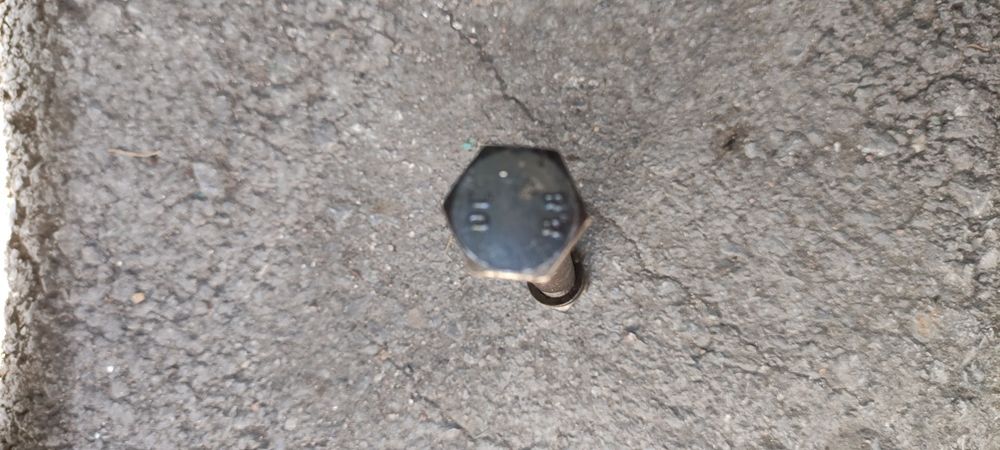 Продам болты 16*180