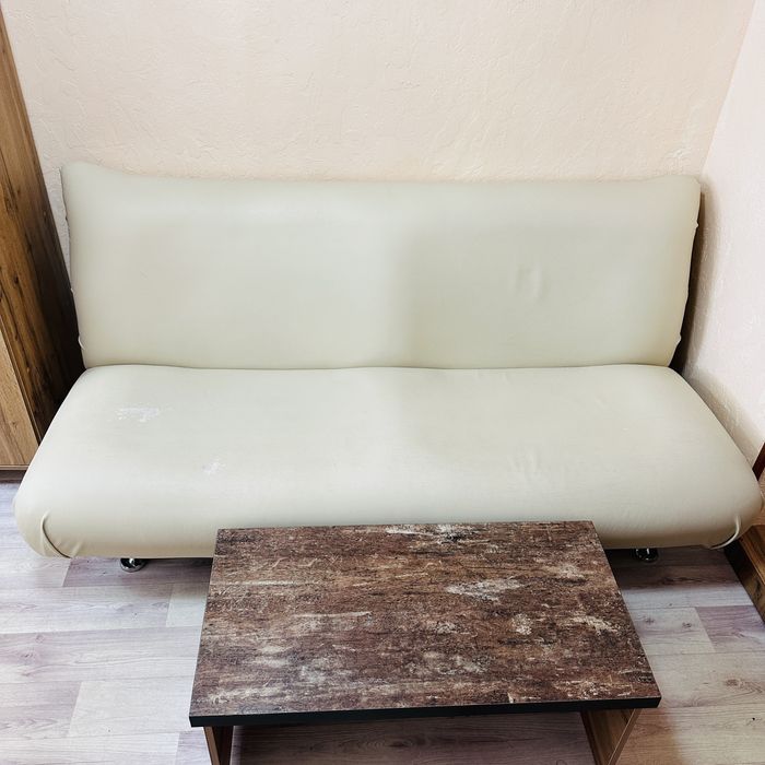 Диван с журнальным столиком