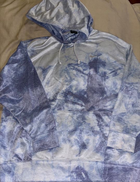 Продавам блузи и суичери