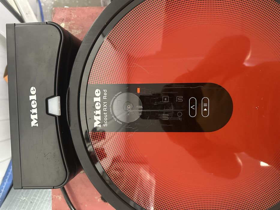 Продавам робот за сухо почистване Miele RX1 Scout