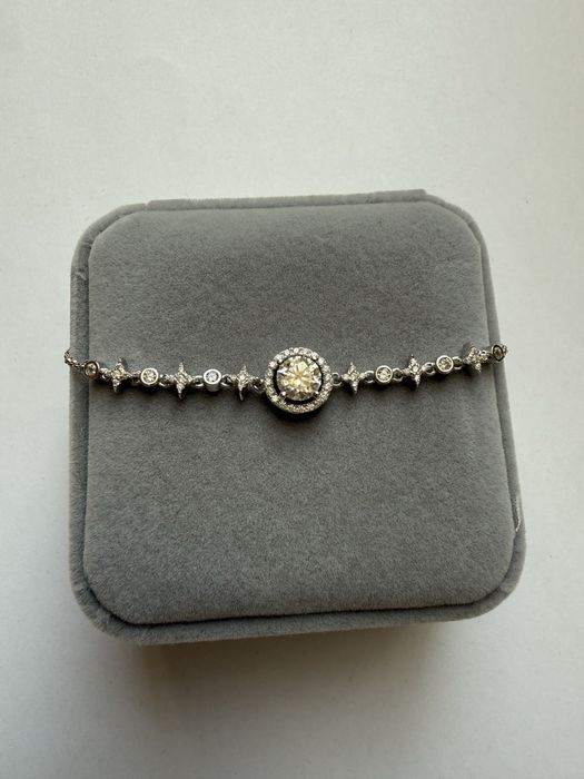 Brătara de argint cu detalii