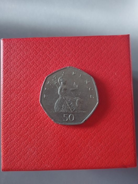 Британская монета номиналом 50 пенсов 1998 года. 
Номинал: 50 пенсов.