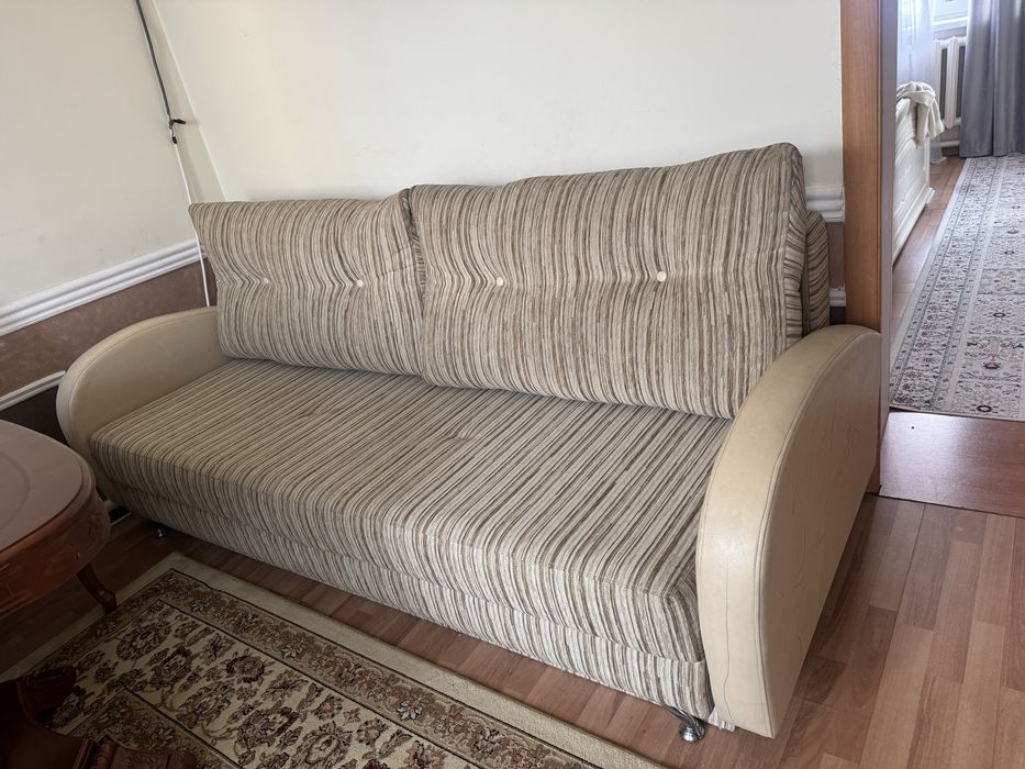 Диван. Раскладывается в кровать.