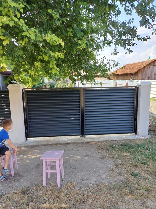 Garduri din panouri stil jaluzele, sipca metalica, tabla, plasa si BCA