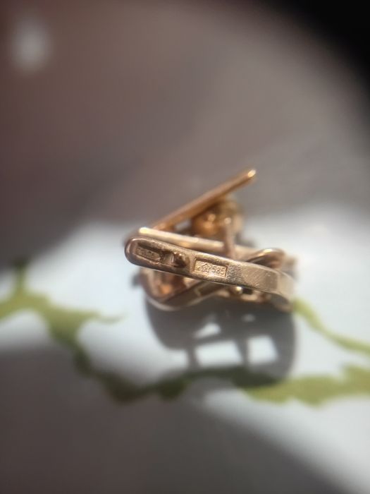 Продам золотые серьги.