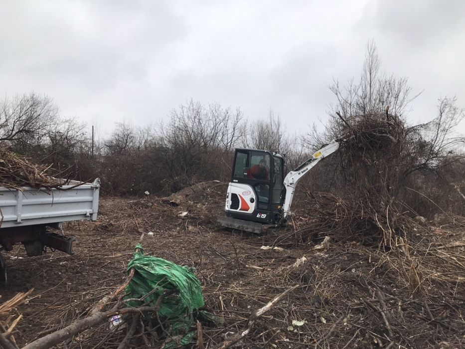 Închiriez miniexcavator E19 NOU cu picon miniescavator excavatoare