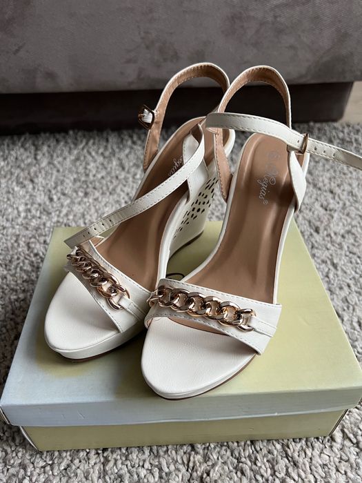 Сандали с платформа