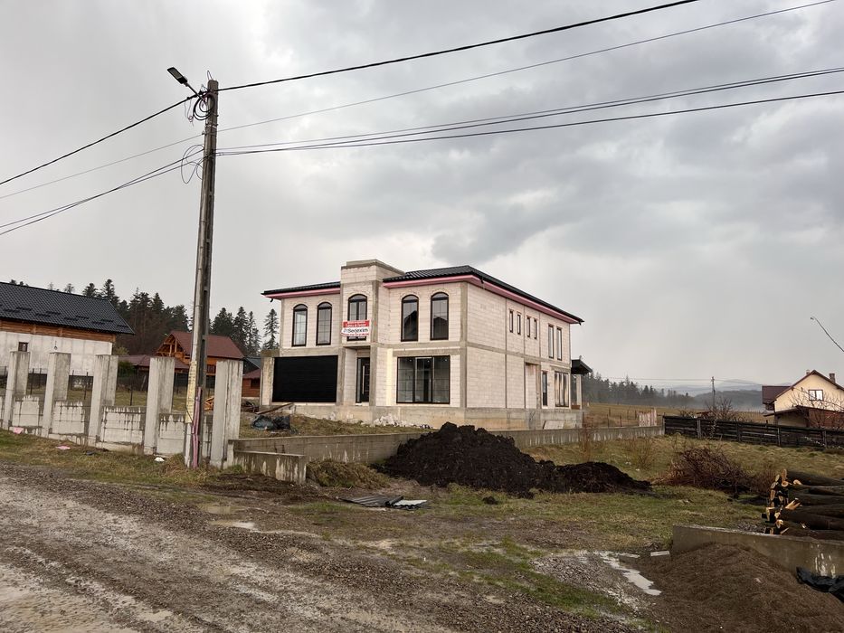 Casa moderna  P+1 cu garaj si teren, zona linistita, langa padure
