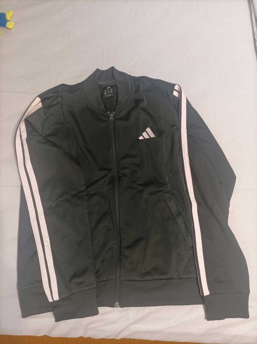 Спортен екип Adidas дамски размер М само е пробван веднъж НЕ носен