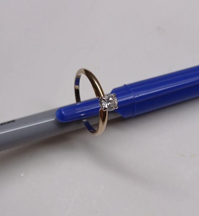 Кольцо золото с бриллиантом.