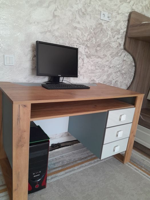 Продам парту с полочками