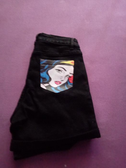 Кожено яке и къси панталонки.Панталонките са чисто нови ,