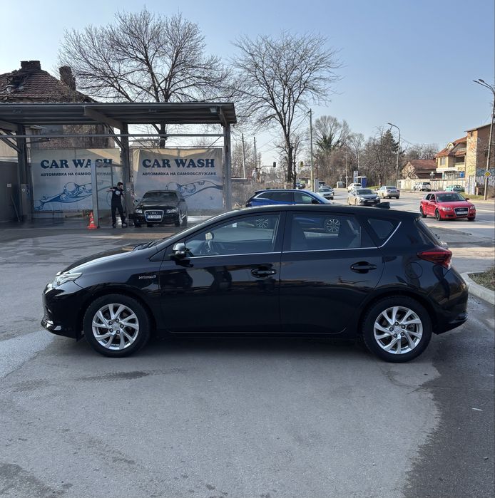 Toyota Auris 1.8/ Hybrid/ E-CVT/ 136 к.с