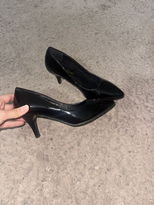 Туфли на каблуках лакированные