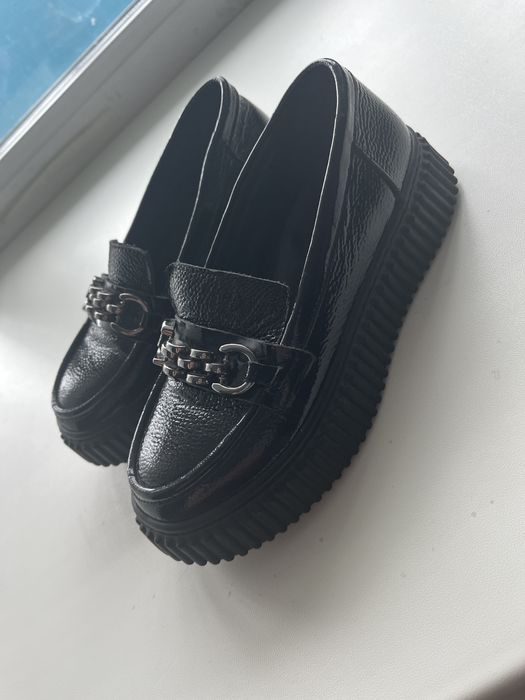 Продам школьные туфли