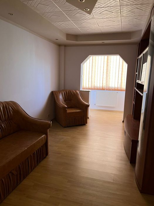 Închiriez apartament cu 2 camere