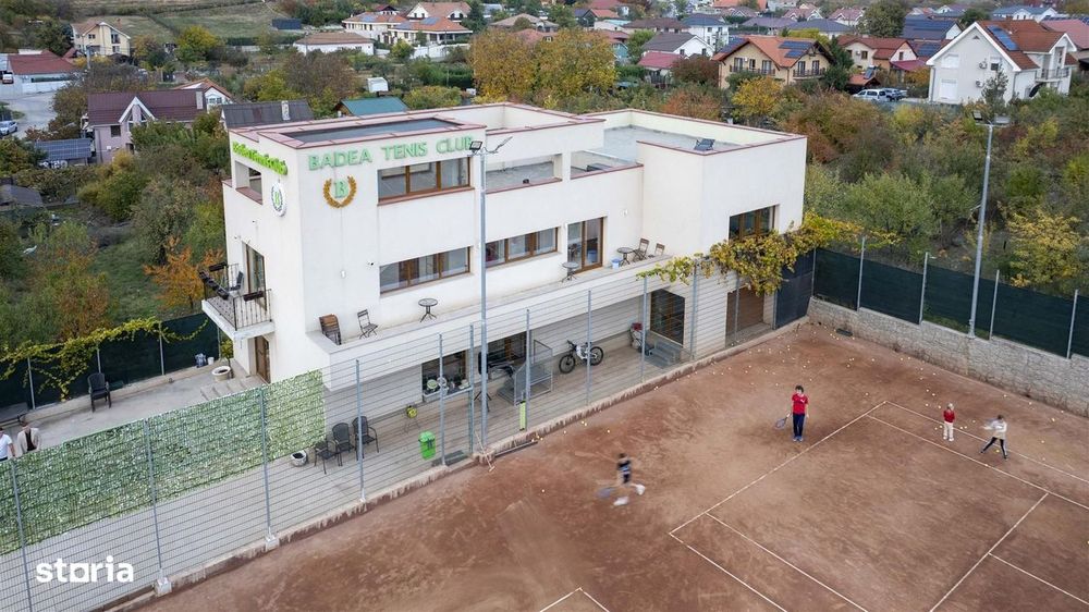 Baza de tenis si constructie moderna