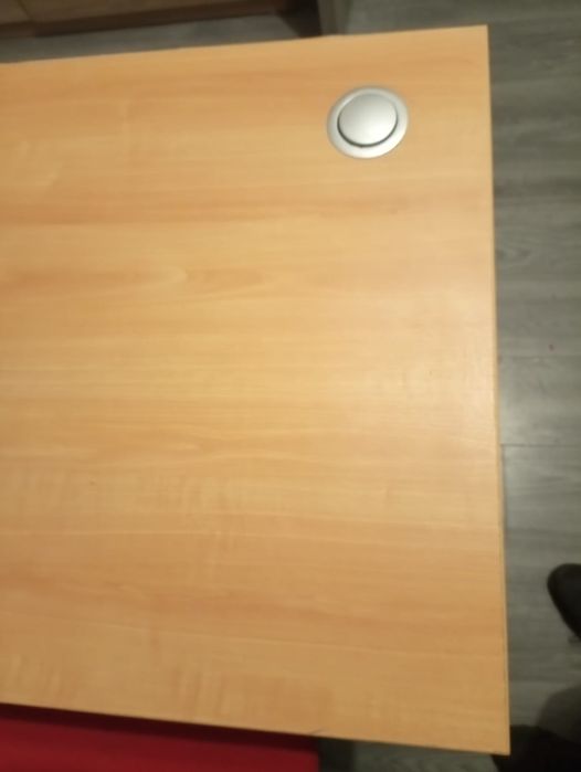 Vând birou cadru metalic.