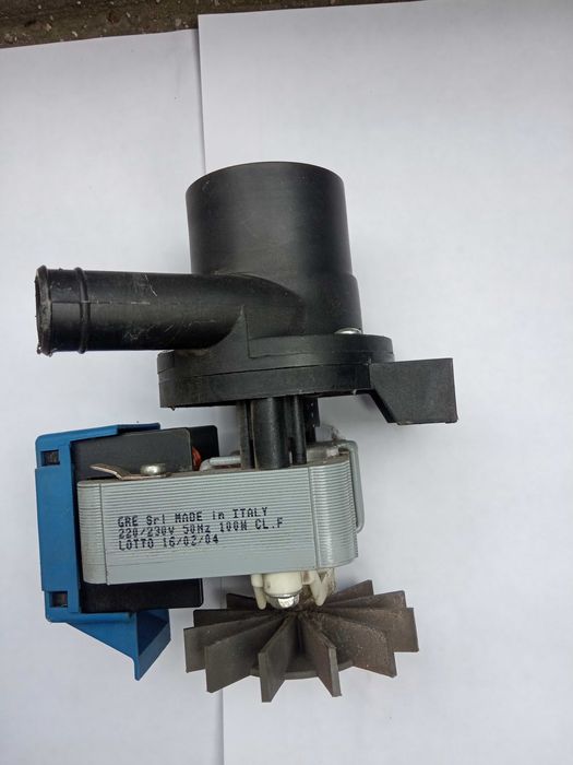 Продавам водна помпа за пералня Татрамат ползвана.