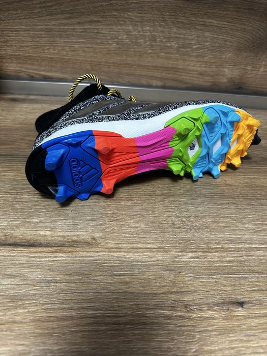 Adidas - лимитирана серия бутонки , чисто нови. Със сигорност ще сте една от най-ярките звезди на терена с тези Адидаски
