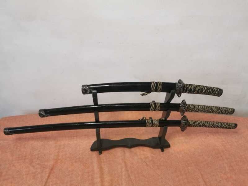 Panoplie set de 3 katane cu suport