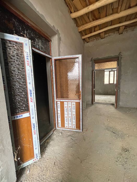 Назарбек харакатда 2,7 сотих 4 хона ошхона падвал сув свет газ бор