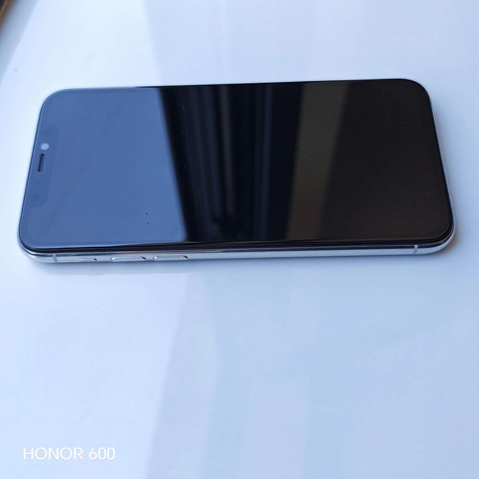 Iphone 11 pro 
Xotira : 256 GB
Batereya : 81 % 
Rangi : White 
Kar