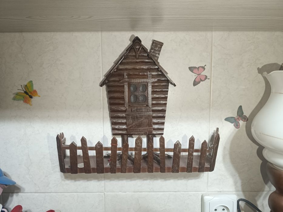 Декоративная деревянная полка «Избушка на курьих ножках» ручной работы