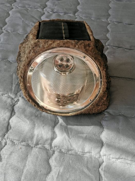 Соларни лампи камък