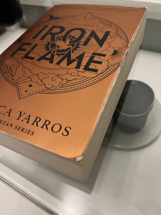 Книга Iron Flame / Железният пламък - Rebecca Yarros