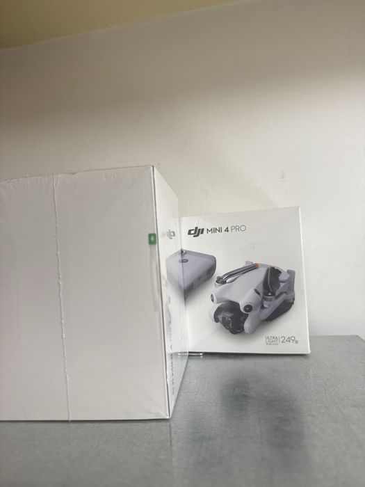 Drona dji mini 4 pro noua sigilata cu telecomanda si o baterie