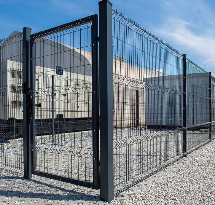 Realizam garduri și porți din plasa burdurata