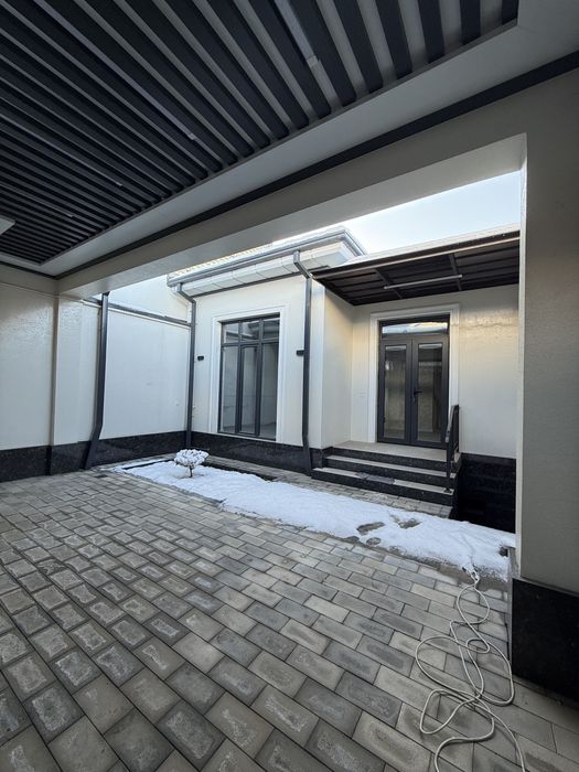 Uchastka sotiladi 2 sotix 4 xonali uy