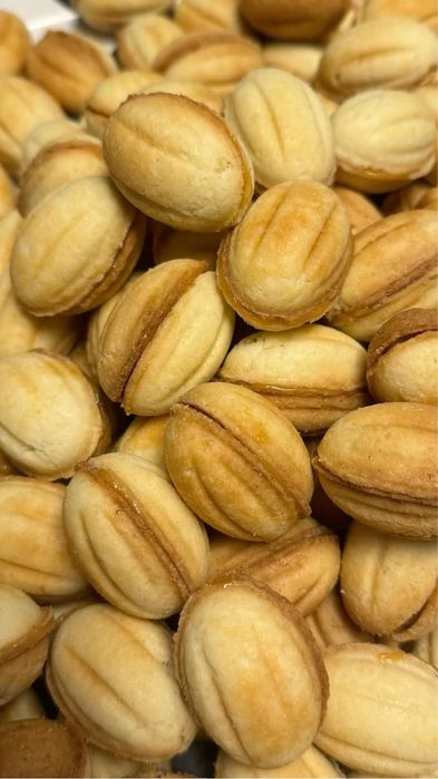 Орешки, вафли со сгущенкой