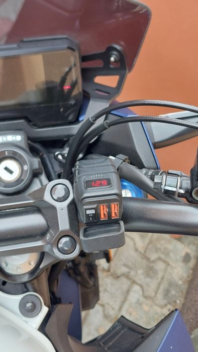 Vand Priza/Incarcatot Moto/Atv cu Incarcare Rapida si Voltmetru