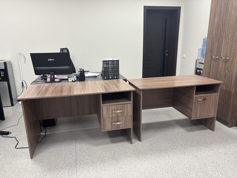 Продам 2 офисных стола