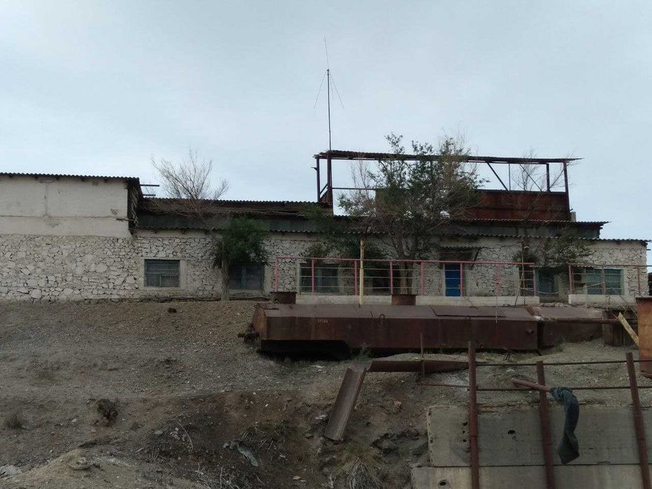 Noturar bino saroy sotiladi