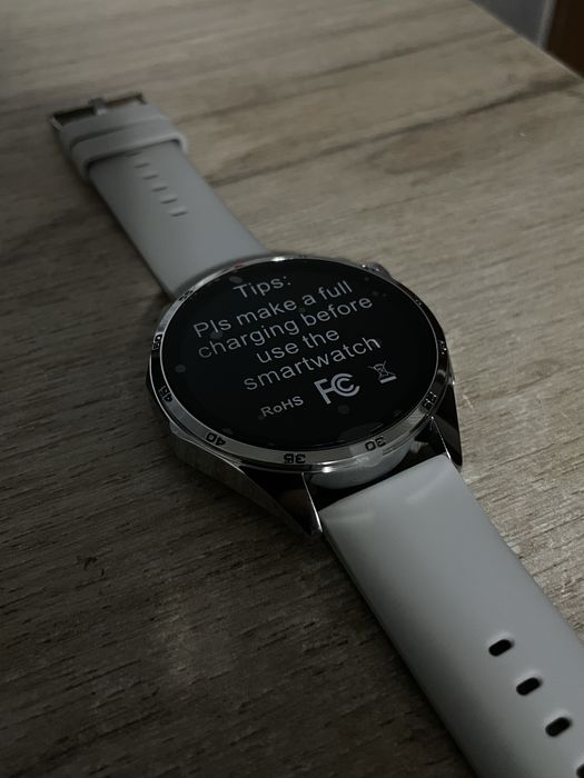 Smartwatch nou nefolosit cu folie de protecție pe ecran