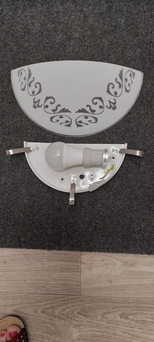 Продам светильник настенный