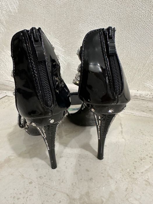 Pantofii sunt eleganti. Marimea 37