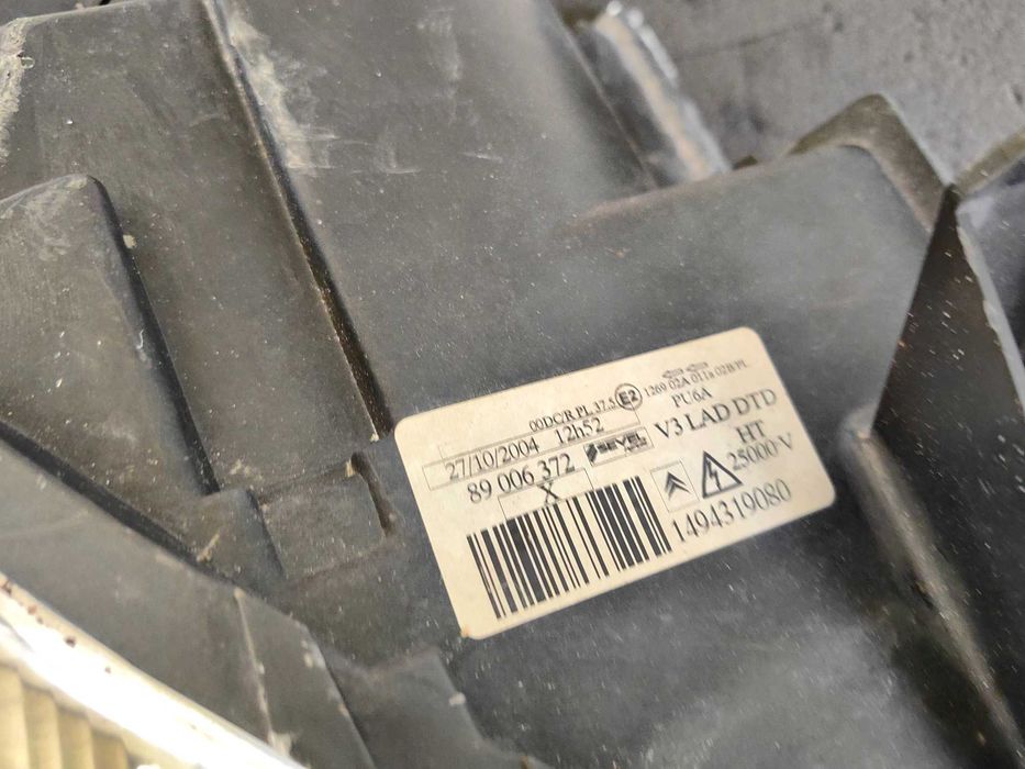 Оригинални  фарове  Ситроен Ц8  Citroen C8 Xenon