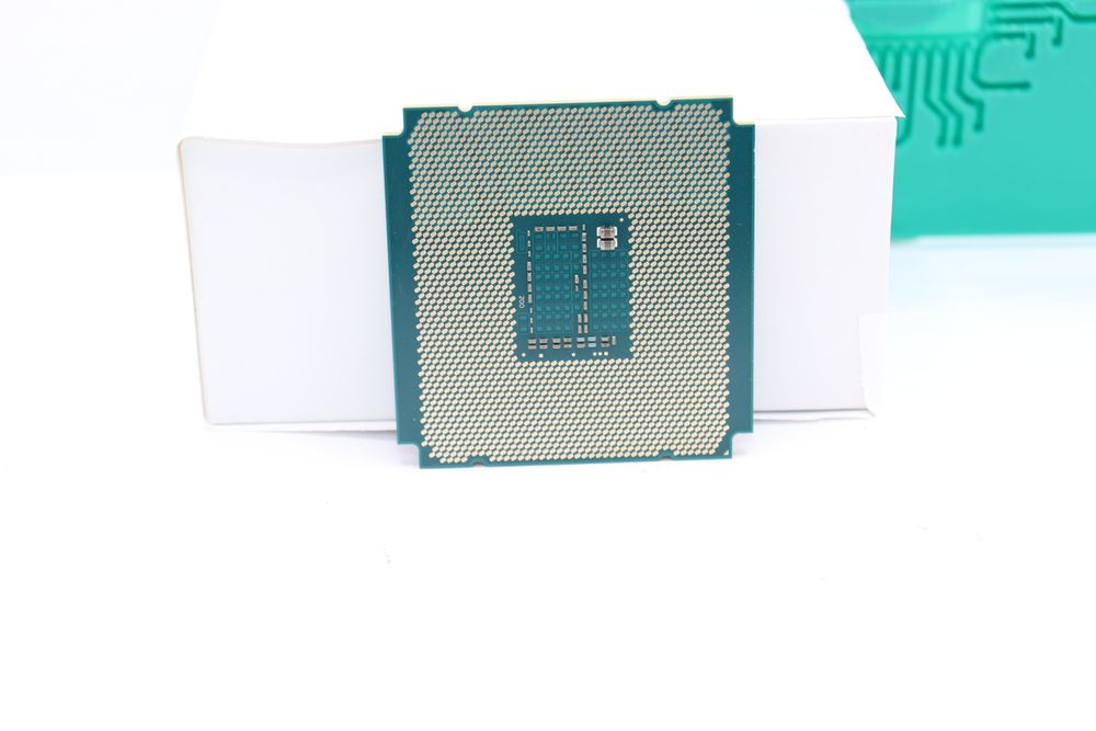 1 x Procesor Intel Xeon E5-2695 V3 14 Cores 2.3GHz Skt 2011-3 DDR4