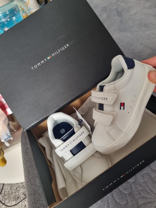 Vând adidasi Tommy hilfiger