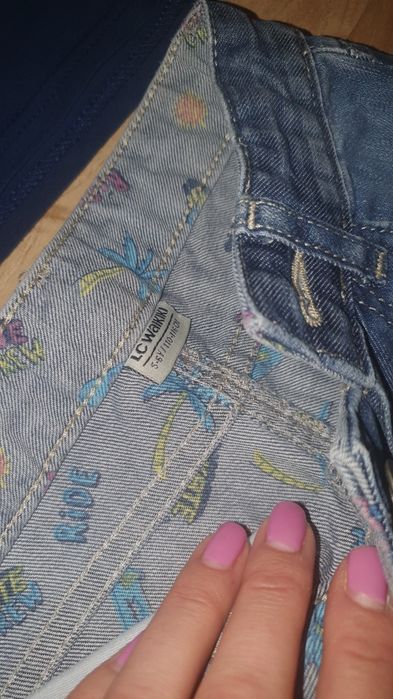 Къси панталони и тениски за дете на 5-6 години.