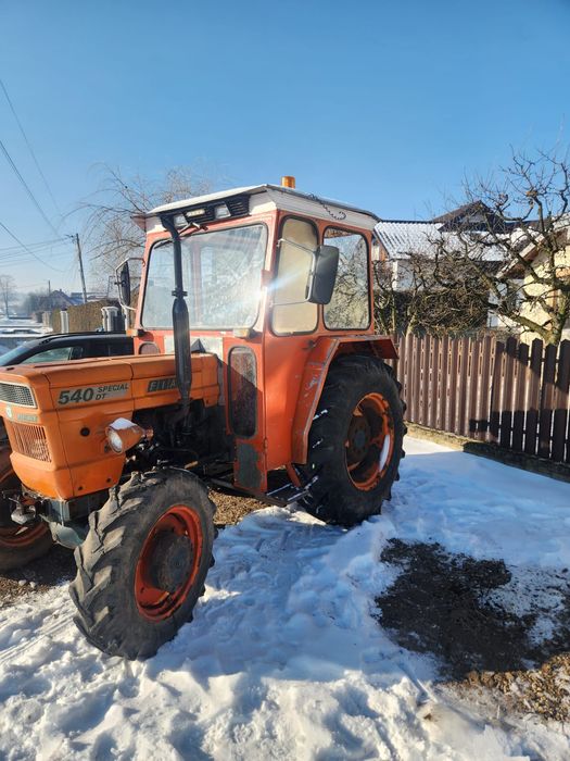 Tractor, freza și utilaj cules porumb.