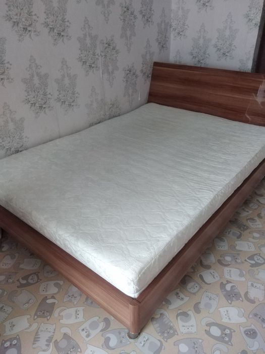 Продам кровать с матрасом.