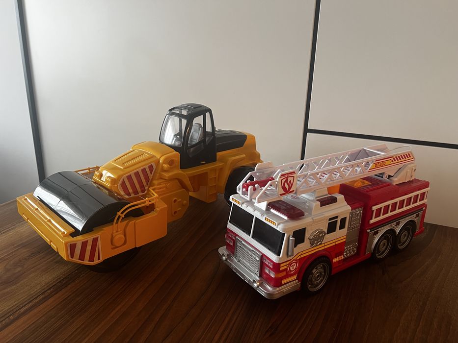 Голяма пожарна кола и валяк