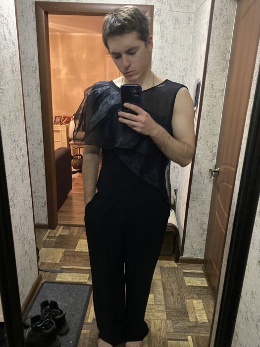 легкий черный костюм