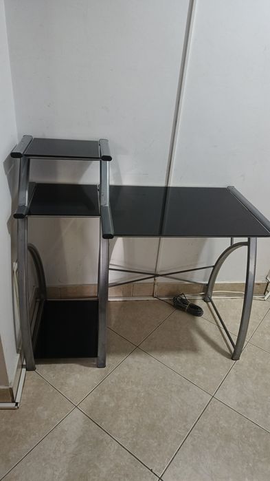 Birou de studiu din sticlă neagră cu bare metalice argintii